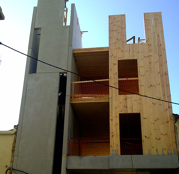 Construcció d’un Edifici per Vivendes entre Mitgeres